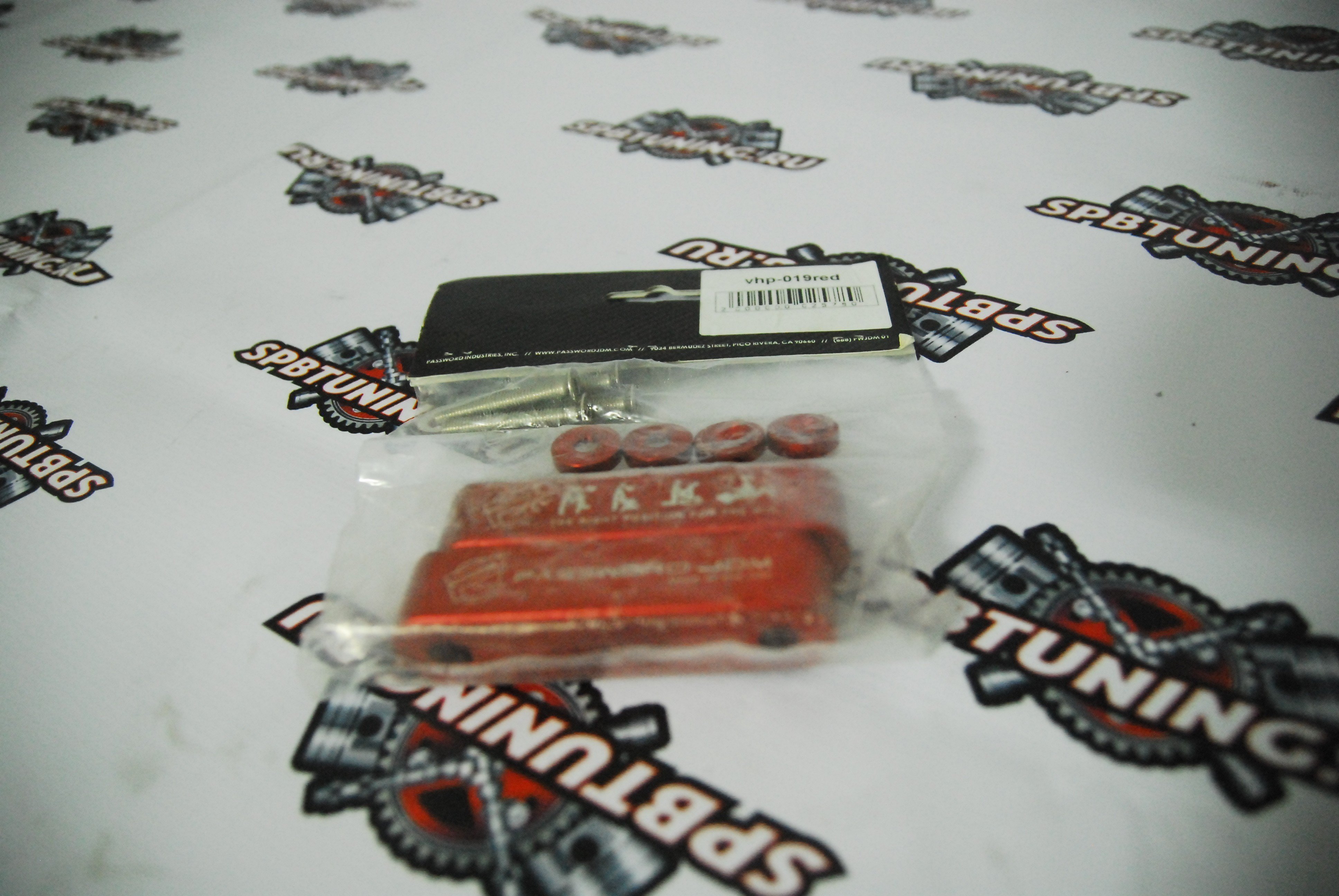 Проставка под капот - красная