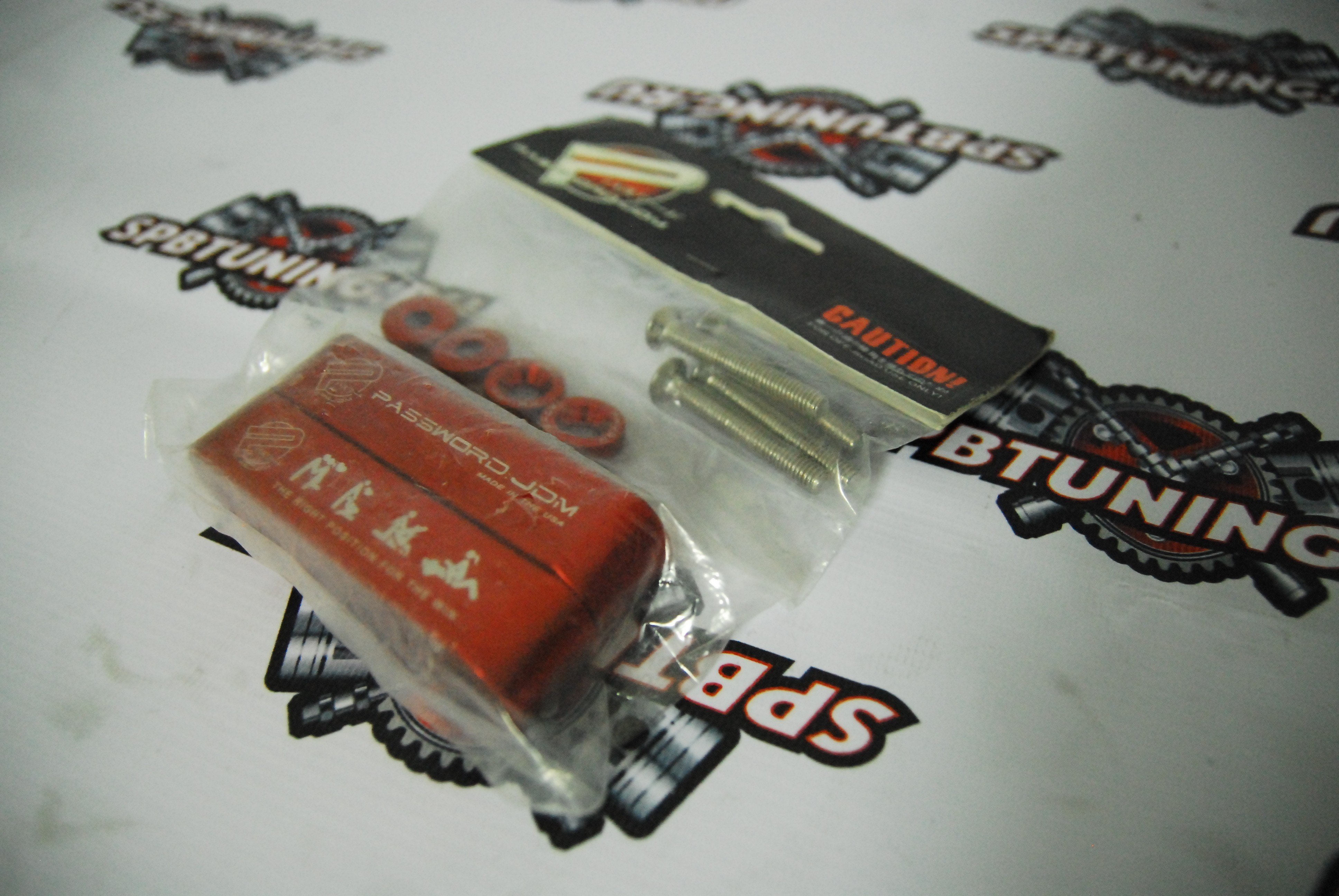 Проставка под капот - красная