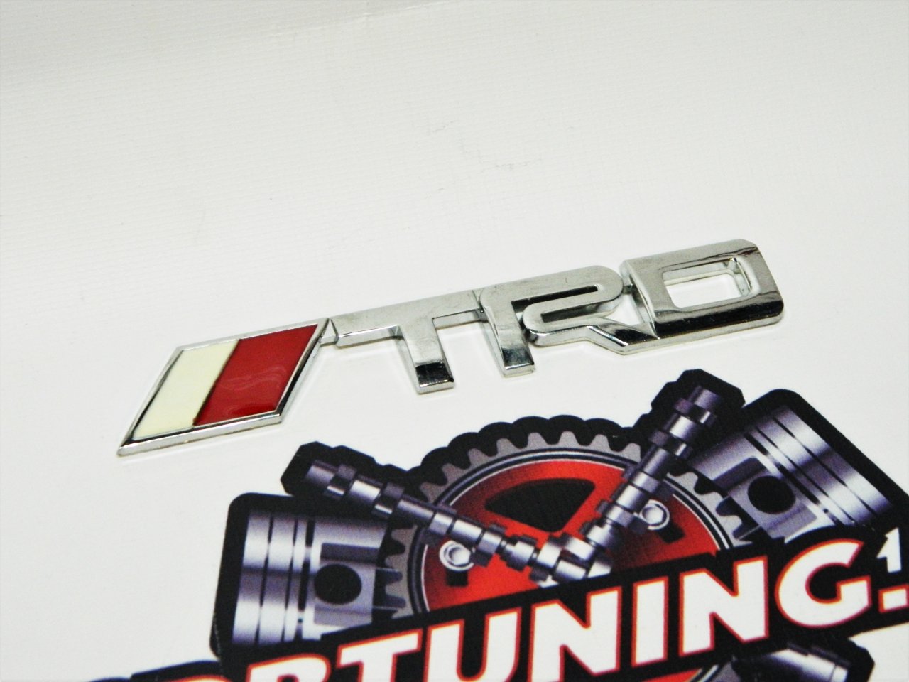 Шильд на бампер TRD с крепежом