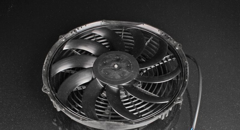 Вентилятор охлаждения SPAL (ВТЯГИВАЮЩИЙ) 12" (305 мм) 12V производительность 2070 м³/ч