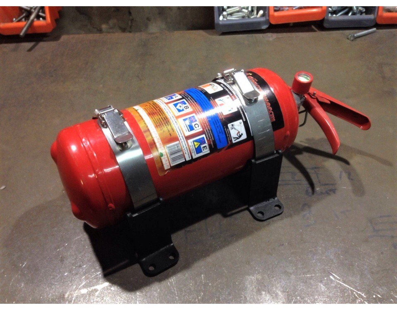 Крепление огнетушителя