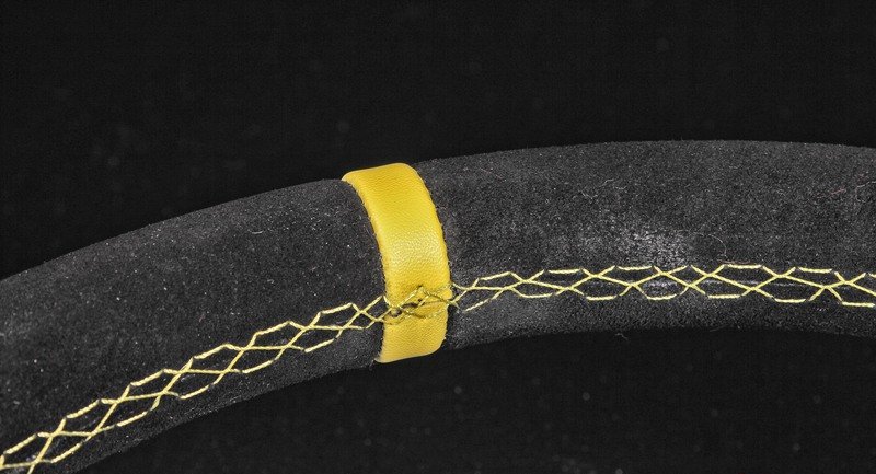 Руль 355 мм, большой вылет, замша, желтая нить