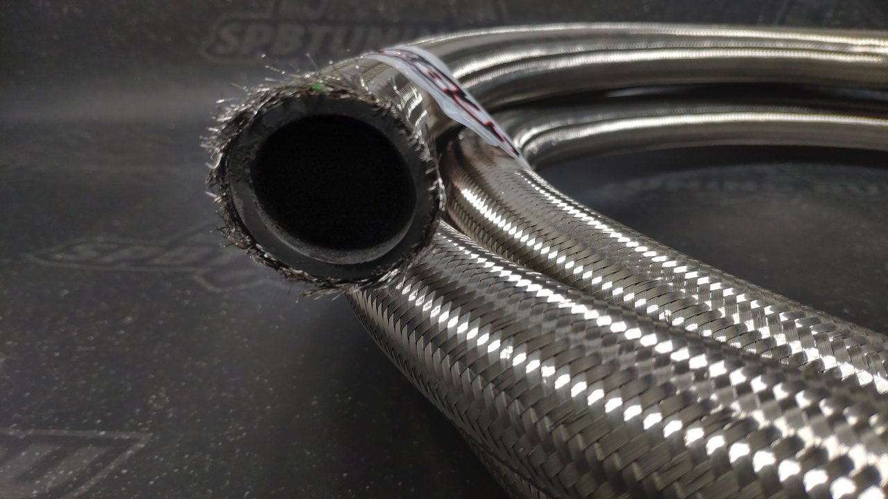 Шланг маслобензостойкий AN20 армированный