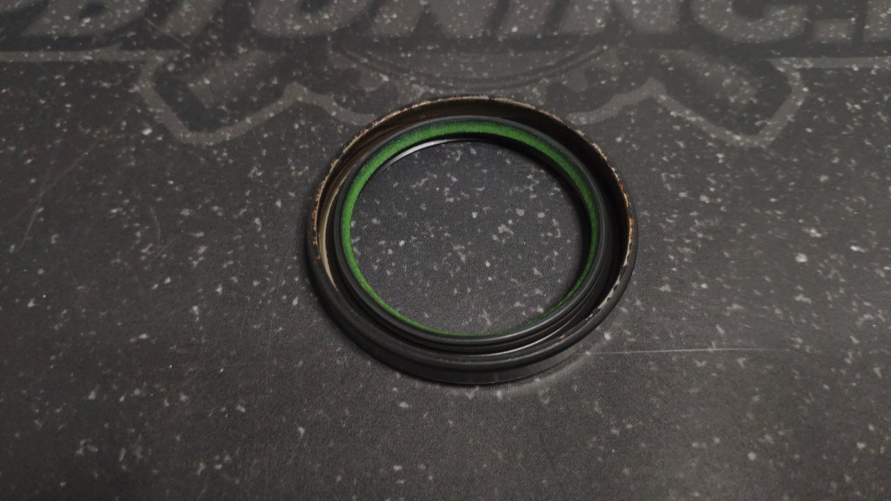 Сальник распредвала передний 1JZ / 2JZ TOYOTA 9031140020