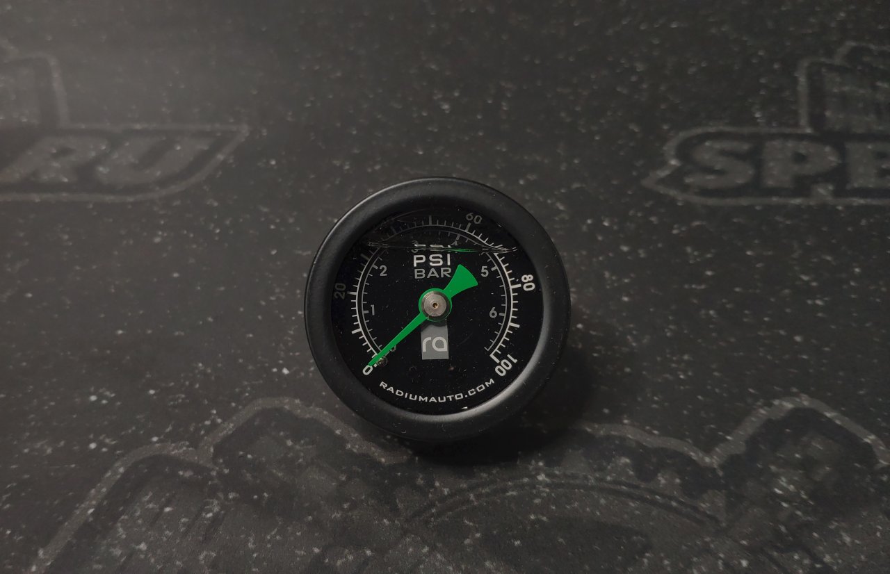 Датчик давления топлива механический (манометр) 100 PSI резьба 1/8 NPT Radium Engineering