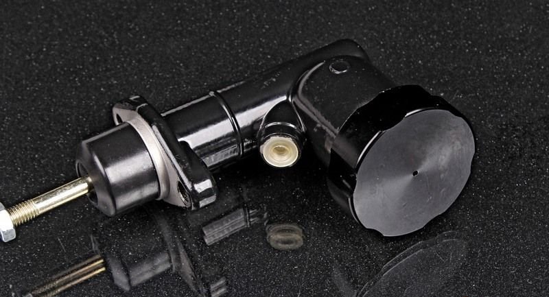 Цилиндр главный тормозной с бачком ход 0,700" универсальный (алюминиевый) 3/8-24" черный