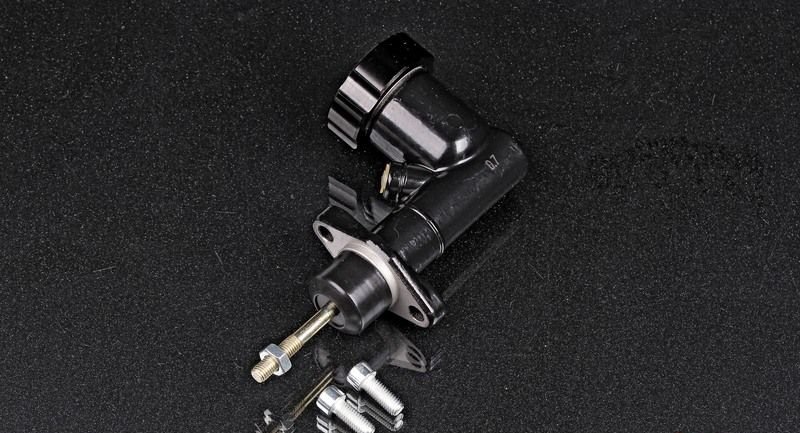 Цилиндр главный тормозной с бачком ход 0,700" универсальный (алюминиевый) 3/8-24" черный