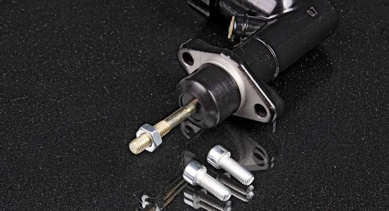 Цилиндр главный тормозной с бачком ход 0,700" универсальный (алюминиевый) 3/8-24" черный