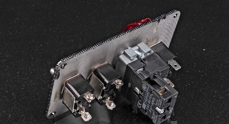 Панель управления карбон, 3 тумблера 2 положения, 1 с защитной крышкой, кнопка запуск двигателя, 12V