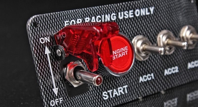 Панель управления карбон, 4 тумблера 2 положения, 1 с защитной крышкой, кнопка запуск двигателя, 12V