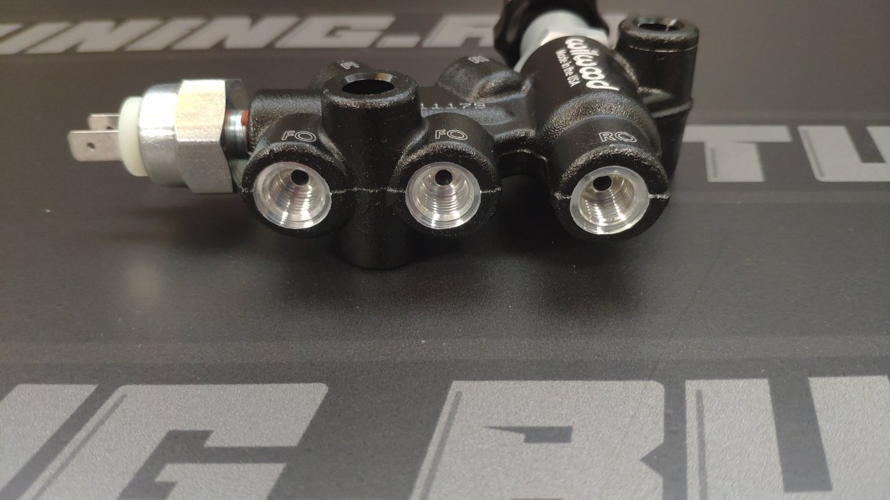 Регулятор тормозного усилия, вход/выход 3/8-24 IF, 2-ух контурный с концевиком Wilwood