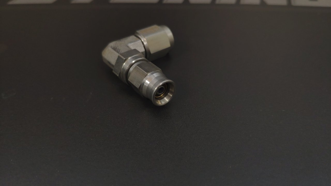 Фитинг мама AN3 3/8X24 под прямой конус, 90°, D-03 нерж. сталь, BLACKROCK LAB