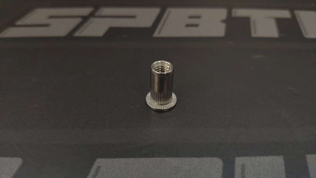 Заклепка-гайка плоский буртик М5 нержа.