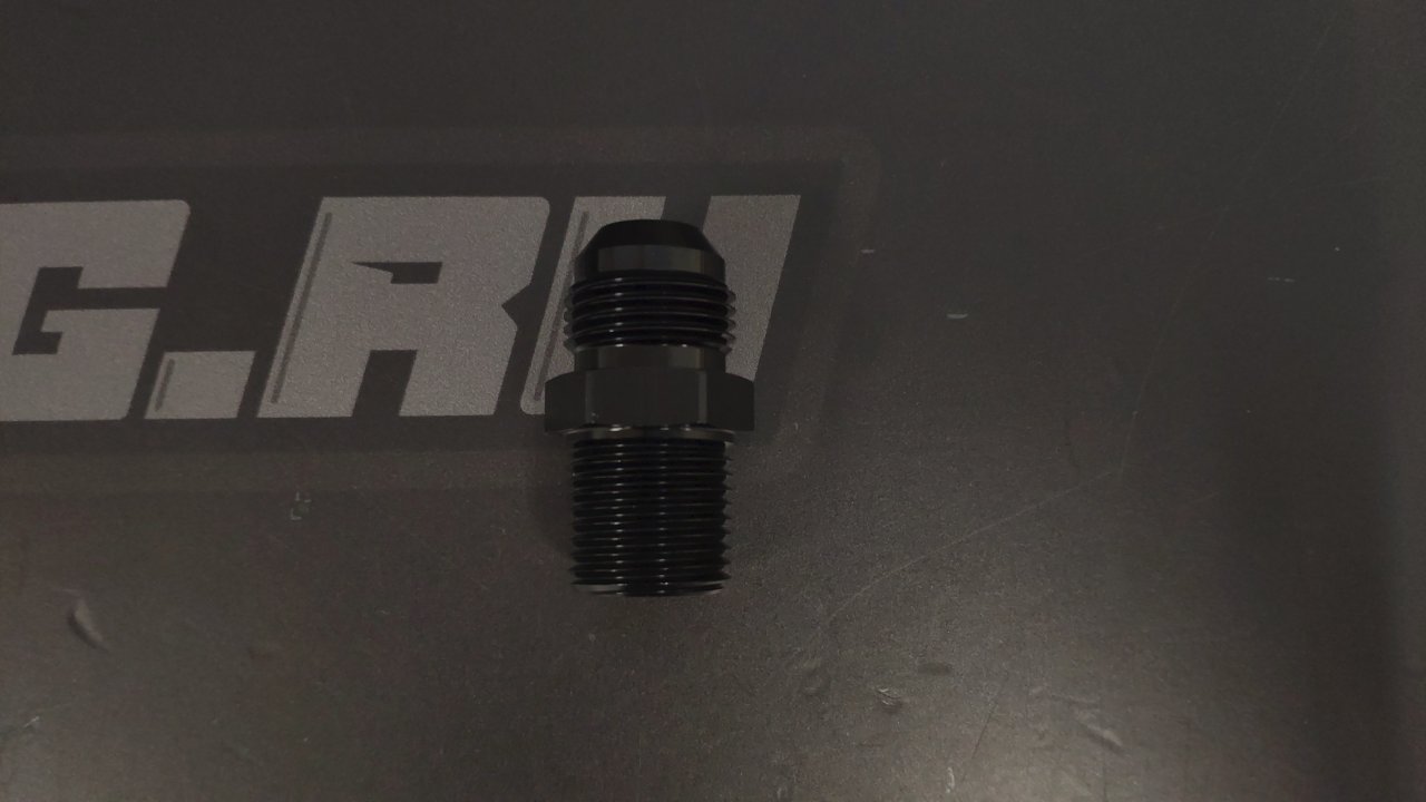 Фитинг AN10 - 1/2" NPT, черный