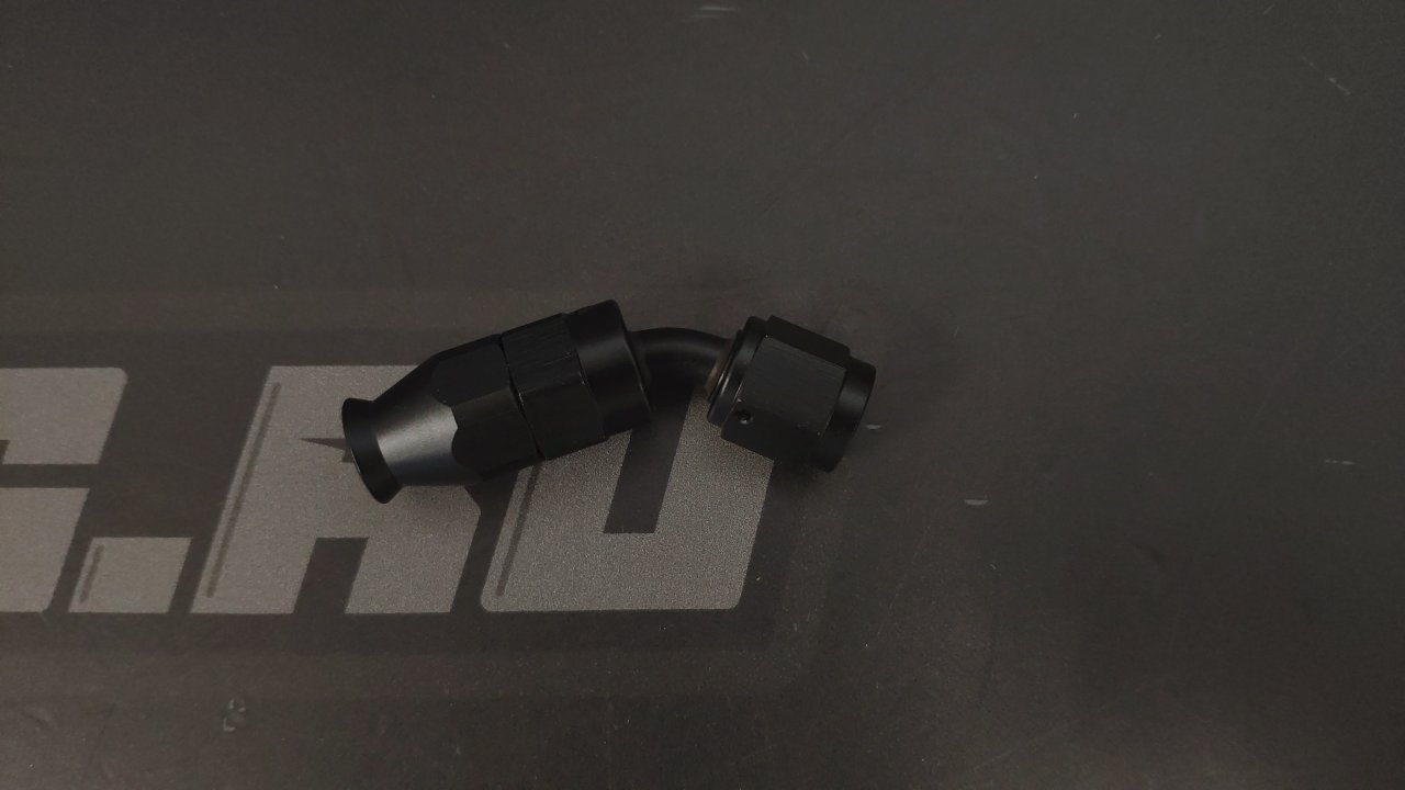 Фитинг AN4 45°, под тефлоновый шланг PTFE, черный