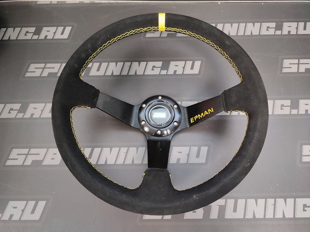 Руль 355 мм, большой вылет, замша, желтая нить