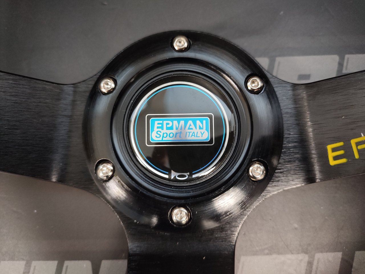 Руль 355 мм, большой вылет, замша, желтая нить