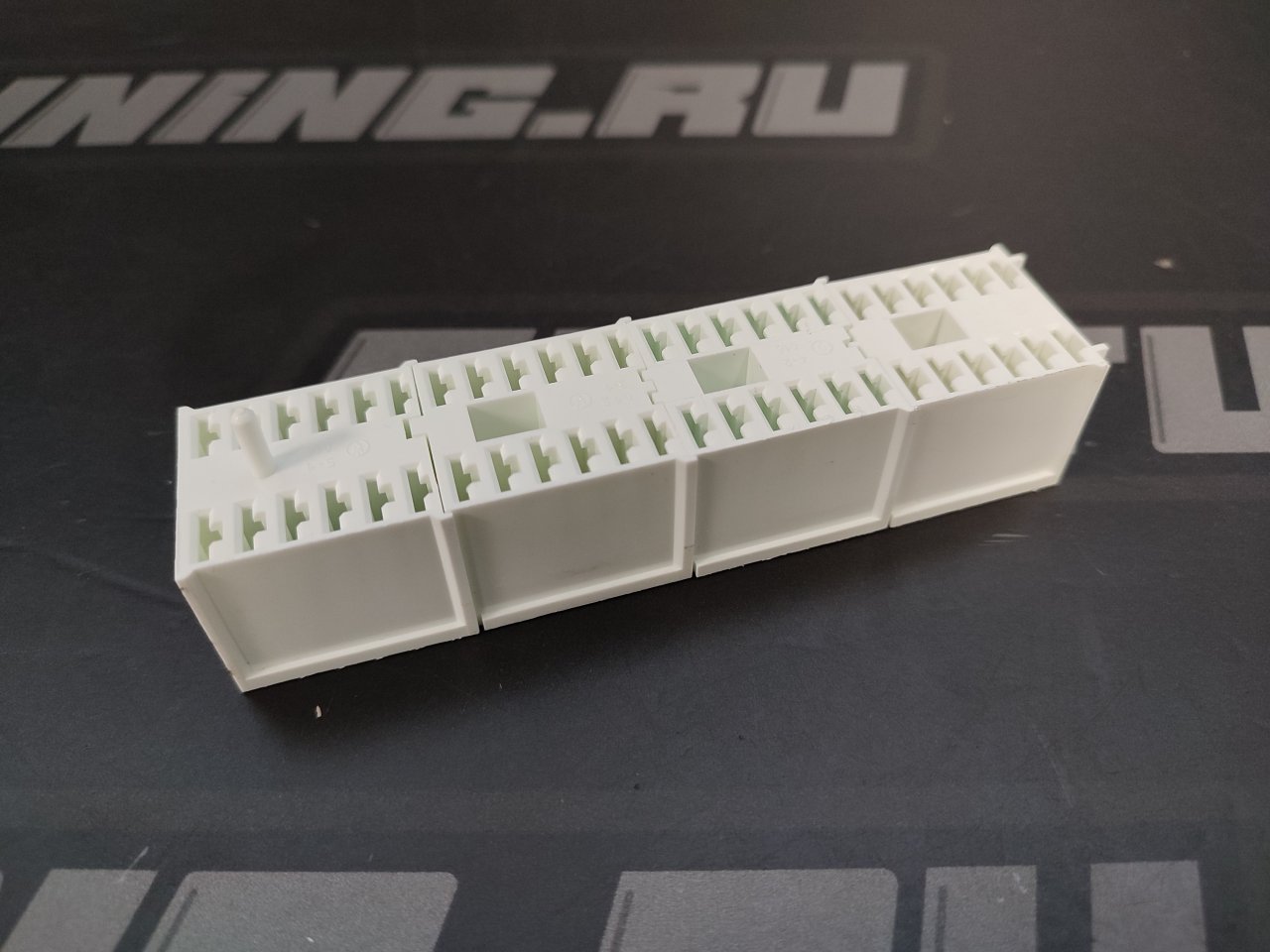 Колодка для блока предохранителей ВАЗ-2103 н/о 13 предохр