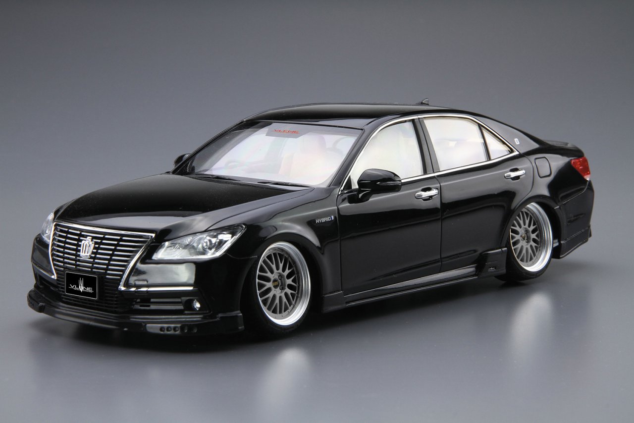 Сборная модель TOYOTA CROWN ROYALSALOON G '12 VLENE AWS210 Aoshima