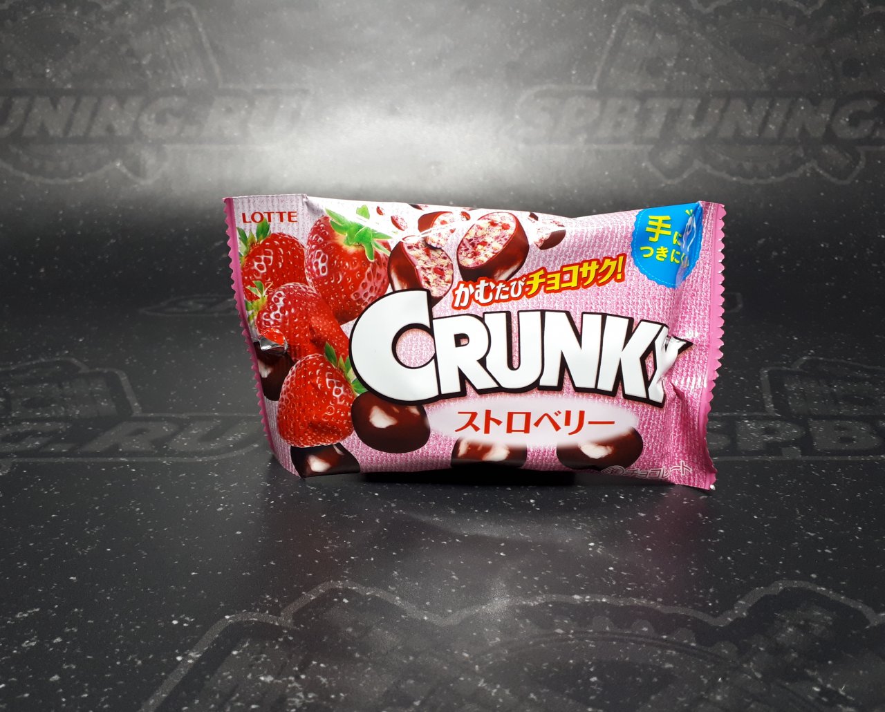 Шоколадное драже Crunky с клубничной начинкой, Lotte,  32 гр.