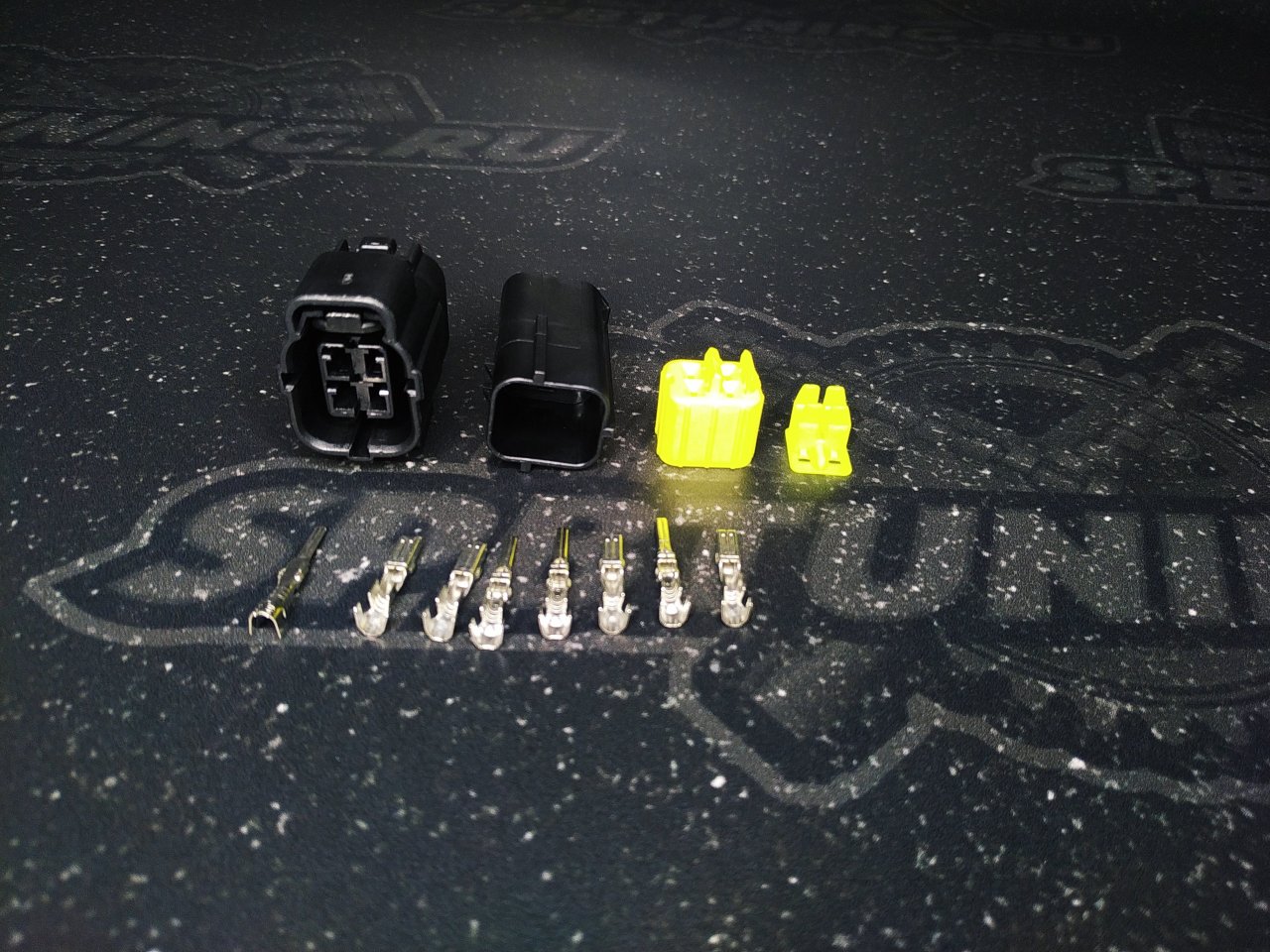 Коннектор папа-мама негерметичный черный 4 пина