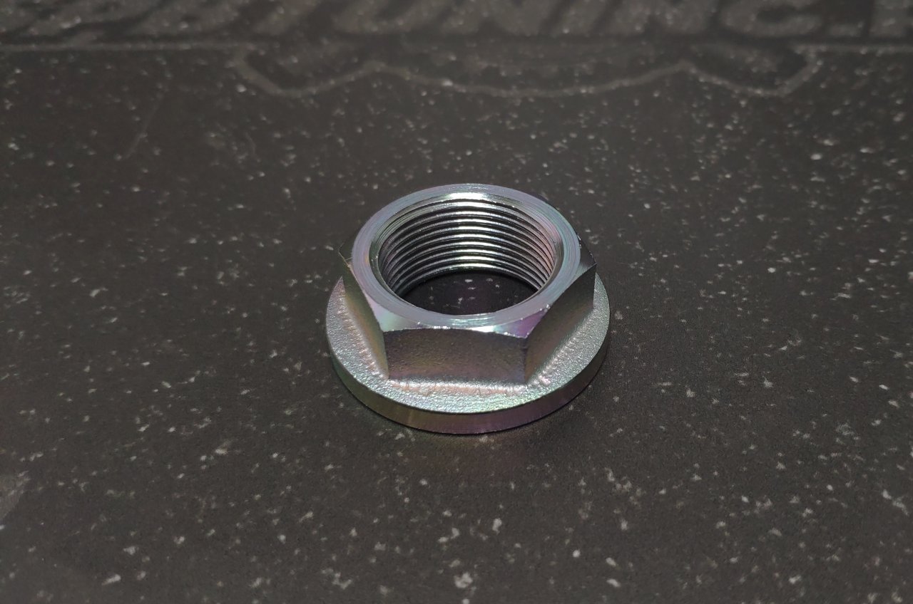 Гайка ступицы колеса ST9017926006