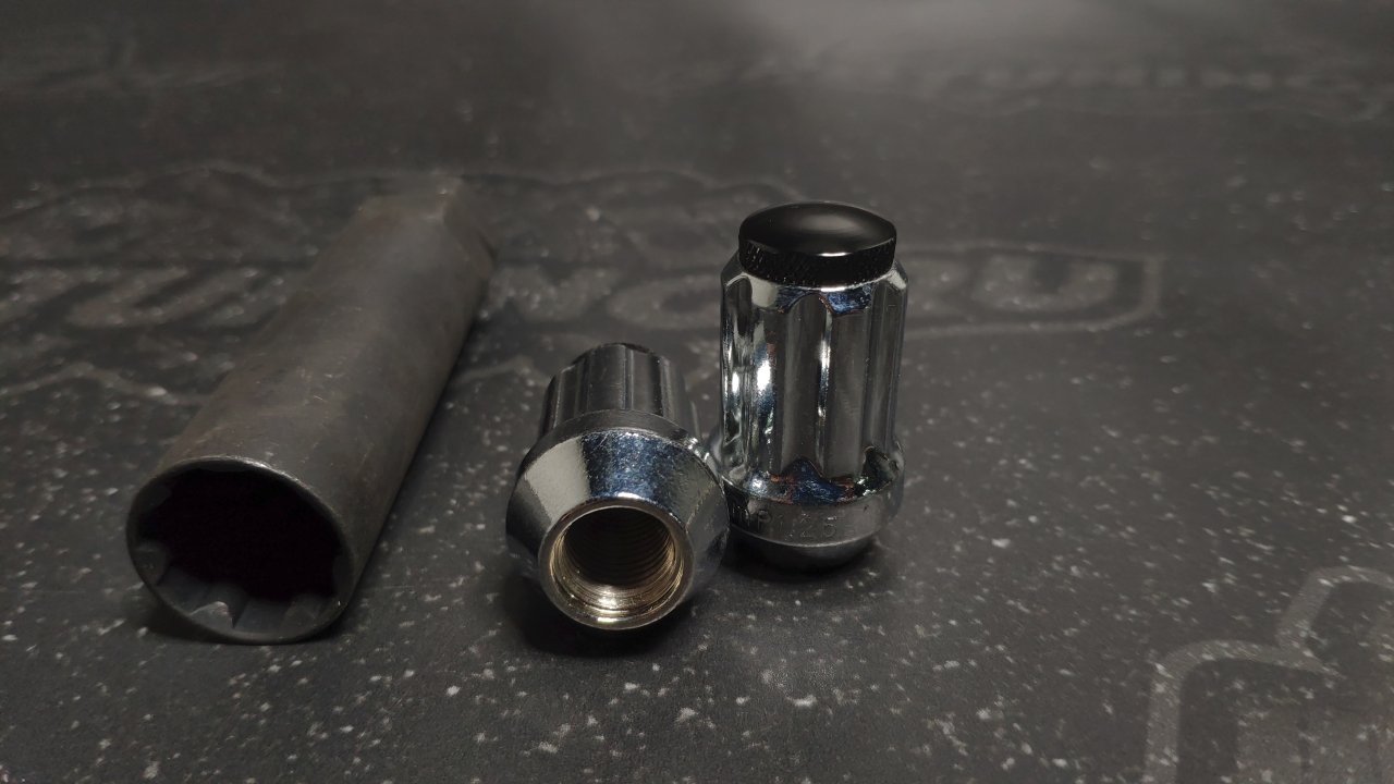 Гайки M12X1,25 Хром, высота 40мм, с черными колпачками 307444 Cr CDBA