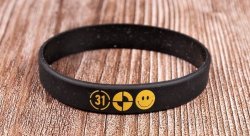 Браслет силиконовый "31/CRASH/SMILE", черный, желтая надпись