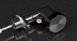 Цилиндр главный тормозной с бачком ход 0,700" универсальный (алюминиевый) 3/8-24" черный