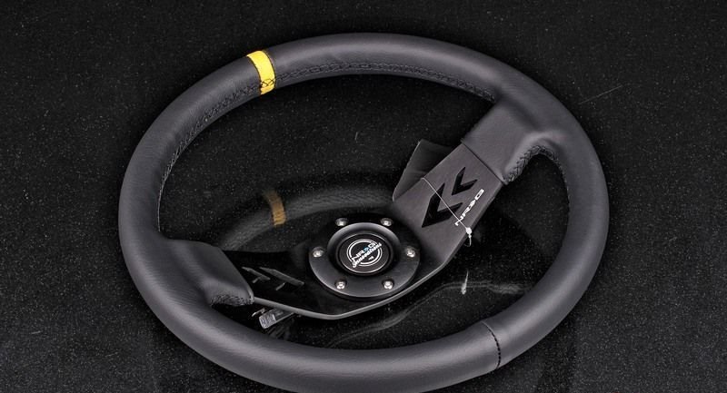 Руль NRG 350 мм, большой вылет, кожа, черная нить