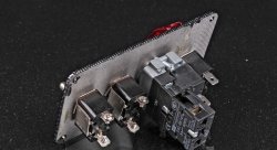 Панель управления карбон, 3 тумблера 2 положения, 1 с защитной крышкой, кнопка запуск двигателя, 12V 