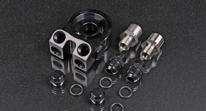 Проставка адаптер под масляный фильтр с термостатом, вход/выход ORB8, закрыт при 71С, открыт при 82С, черная