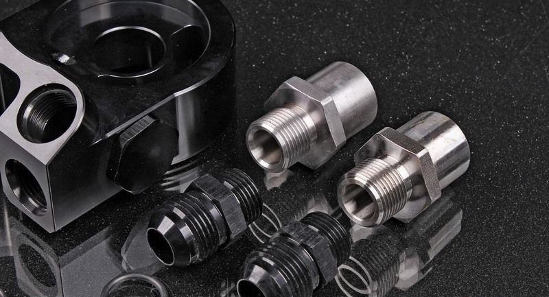 Проставка адаптер под масляный фильтр с термостатом, вход/выход ORB8, закрыт при 71С, открыт при 82С, черная