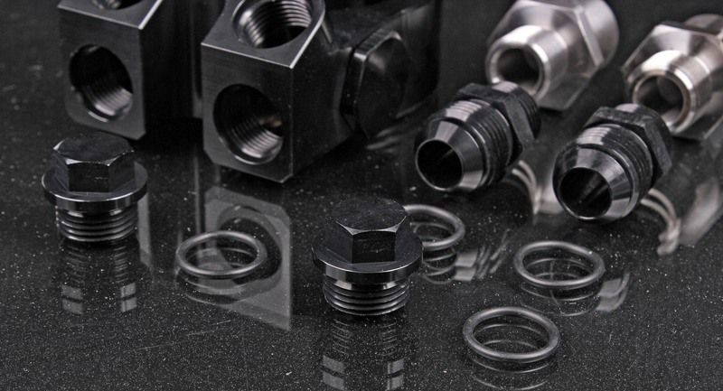 Проставка адаптер под масляный фильтр с термостатом, вход/выход ORB8, закрыт при 71С, открыт при 82С, черная