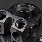 Проставка адаптер под масляный фильтр с термостатом, вход/выход ORB8, закрыт при 71С, открыт при 82С, черная