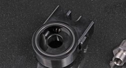 Проставка адаптер под масляный фильтр с термостатом, вход/выход ORB8, закрыт при 71С, открыт при 82С, черная