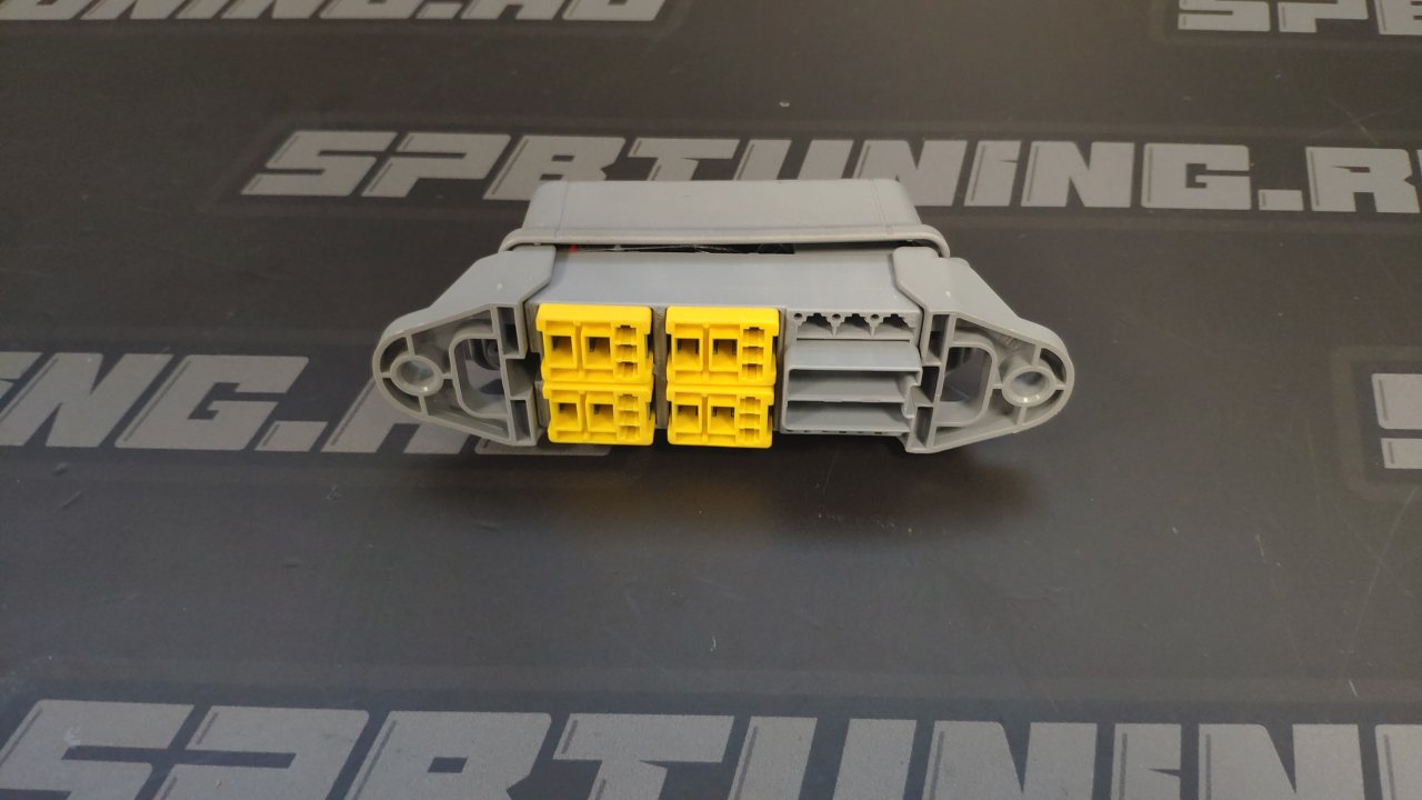 Монтажный блок с комплектом клемм для 6 предохранителей и 4 реле (12 вольт)