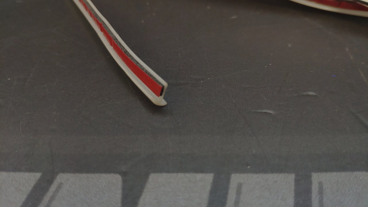 Резинка уплотнительная для обвесов белая 4мм, метражом