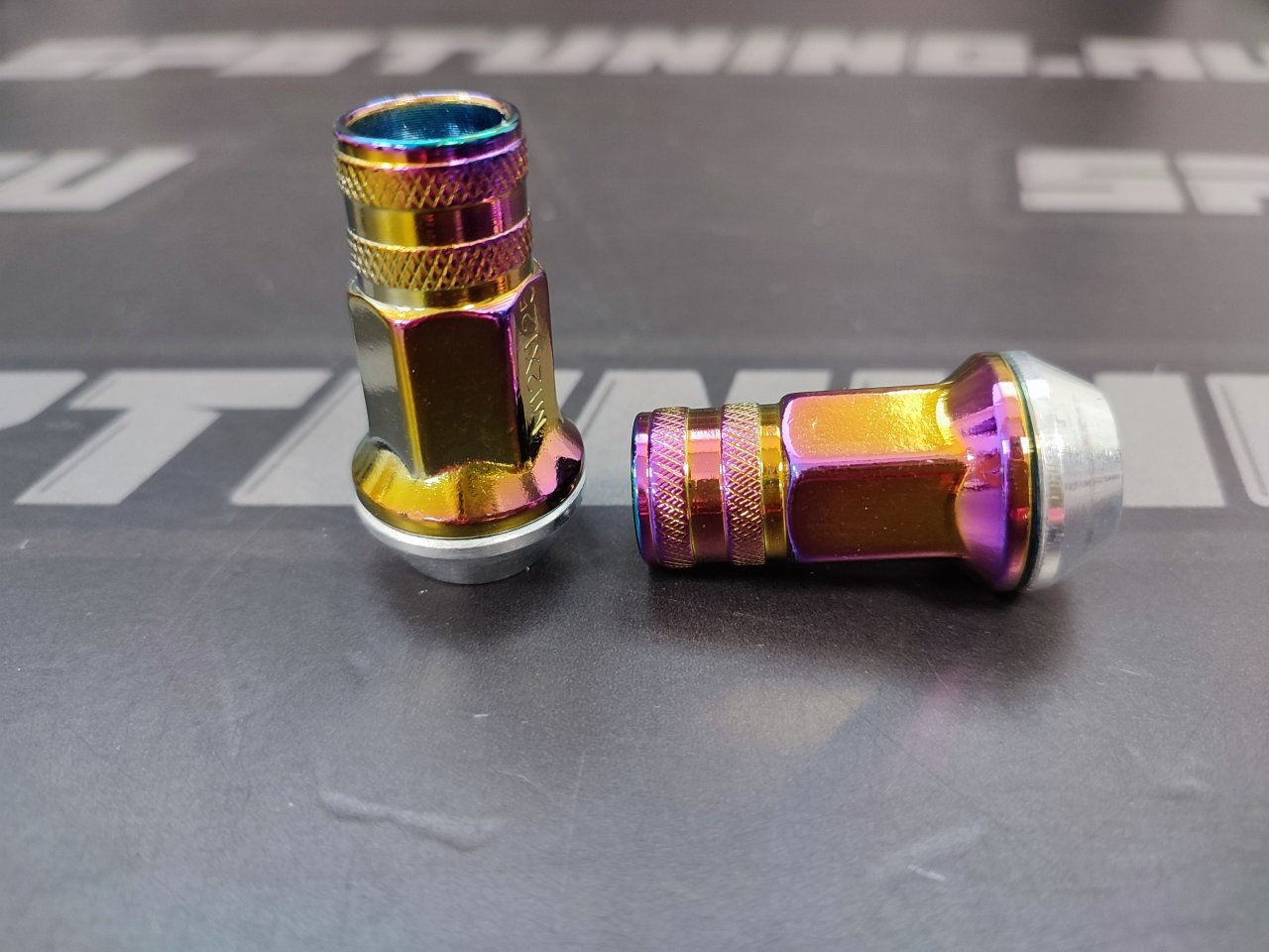 Комплект колесных гаек стальные 45мм М12*1.25 4шт c насечкой, с юбкой, радуга