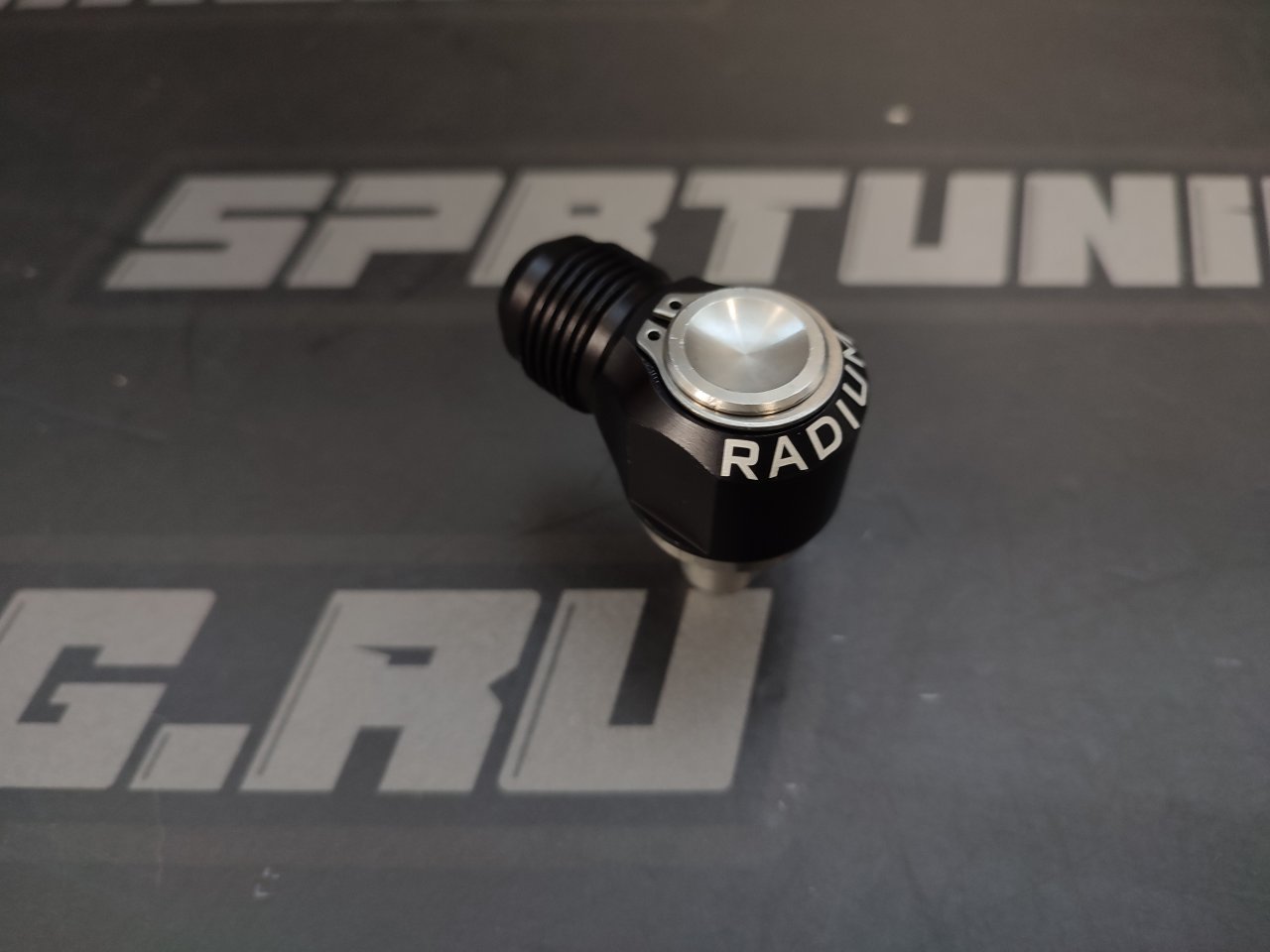 Фитинг AN10 вентиляции картера в клапанную крышку 2JZ Exhaust 20-0409 RADIUM ENGINEERING