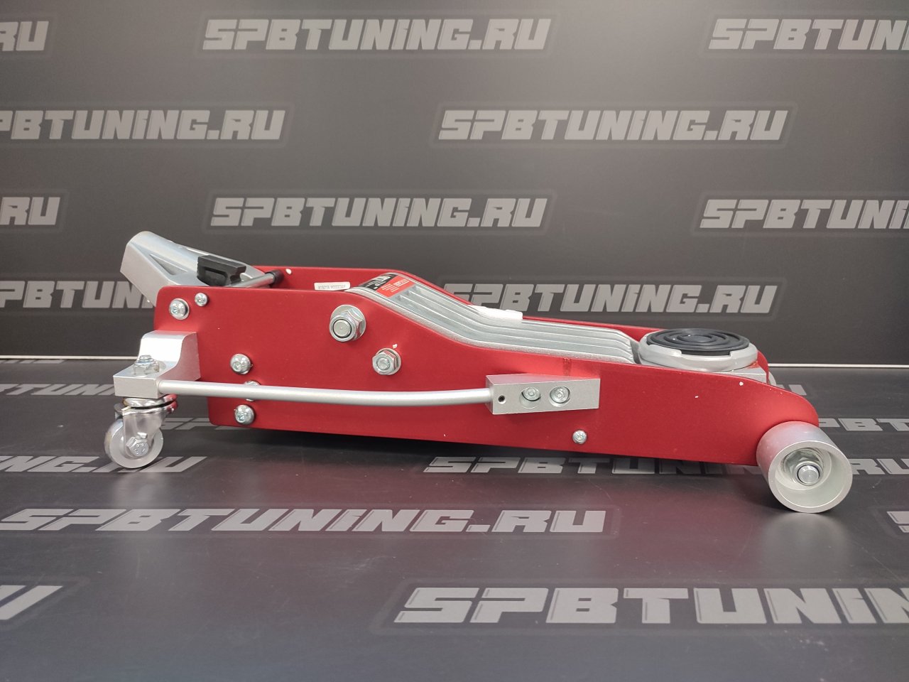 Домкрат алюминиевый max 1,5 т. Подхват 85mm; Подъём max 365mm. Вес 12,8kg. Racing Jack