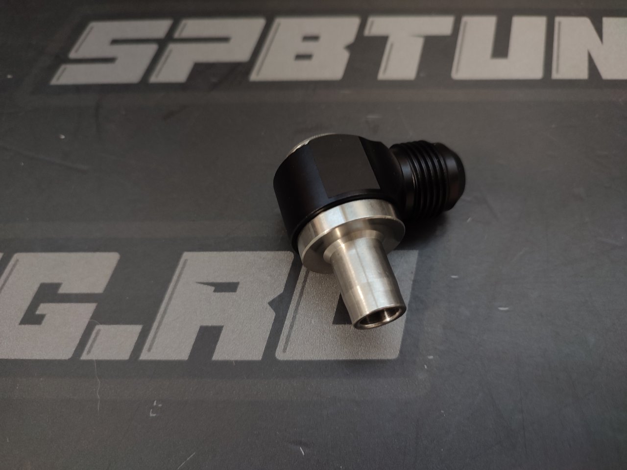 Фитинг AN10 вентиляции картера в клапанную крышку 2JZ Exhaust 20-0409 RADIUM ENGINEERING