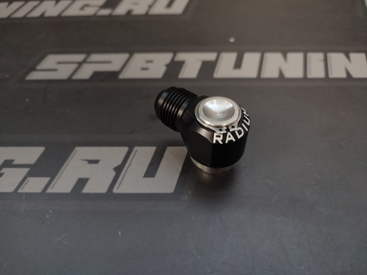 Фитинг AN10 вентиляции картера в клапанную крышку 1JZ/2JZ Intake (кроме 2JZ-GE VVT-i) 20-0408 RADIUM ENGINEERING