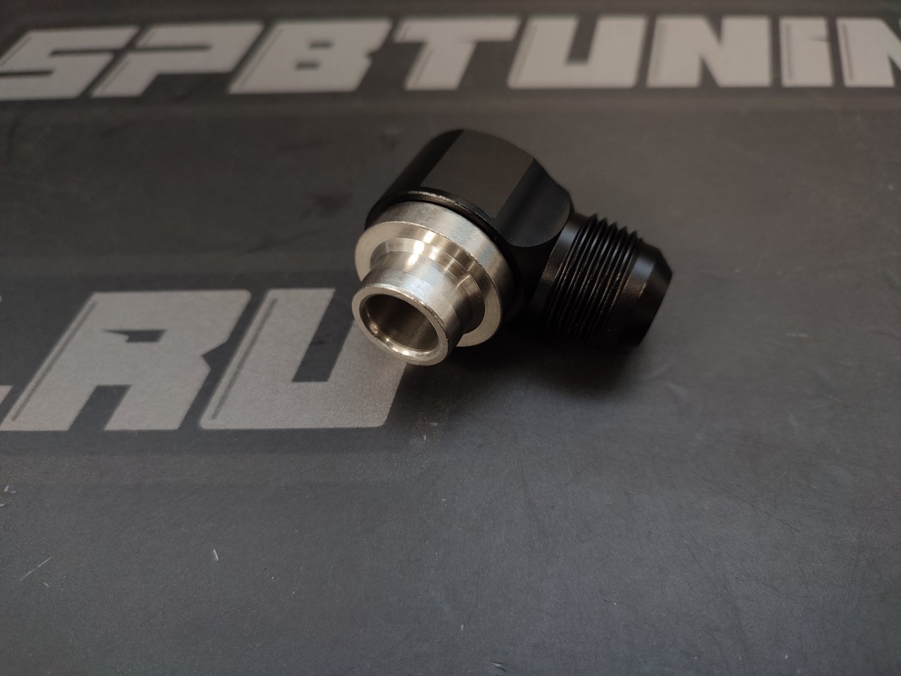 Фитинг AN10 вентиляции картера в клапанную крышку 1JZ/2JZ Intake (кроме 2JZ-GE VVT-i) 20-0408 RADIUM ENGINEERING