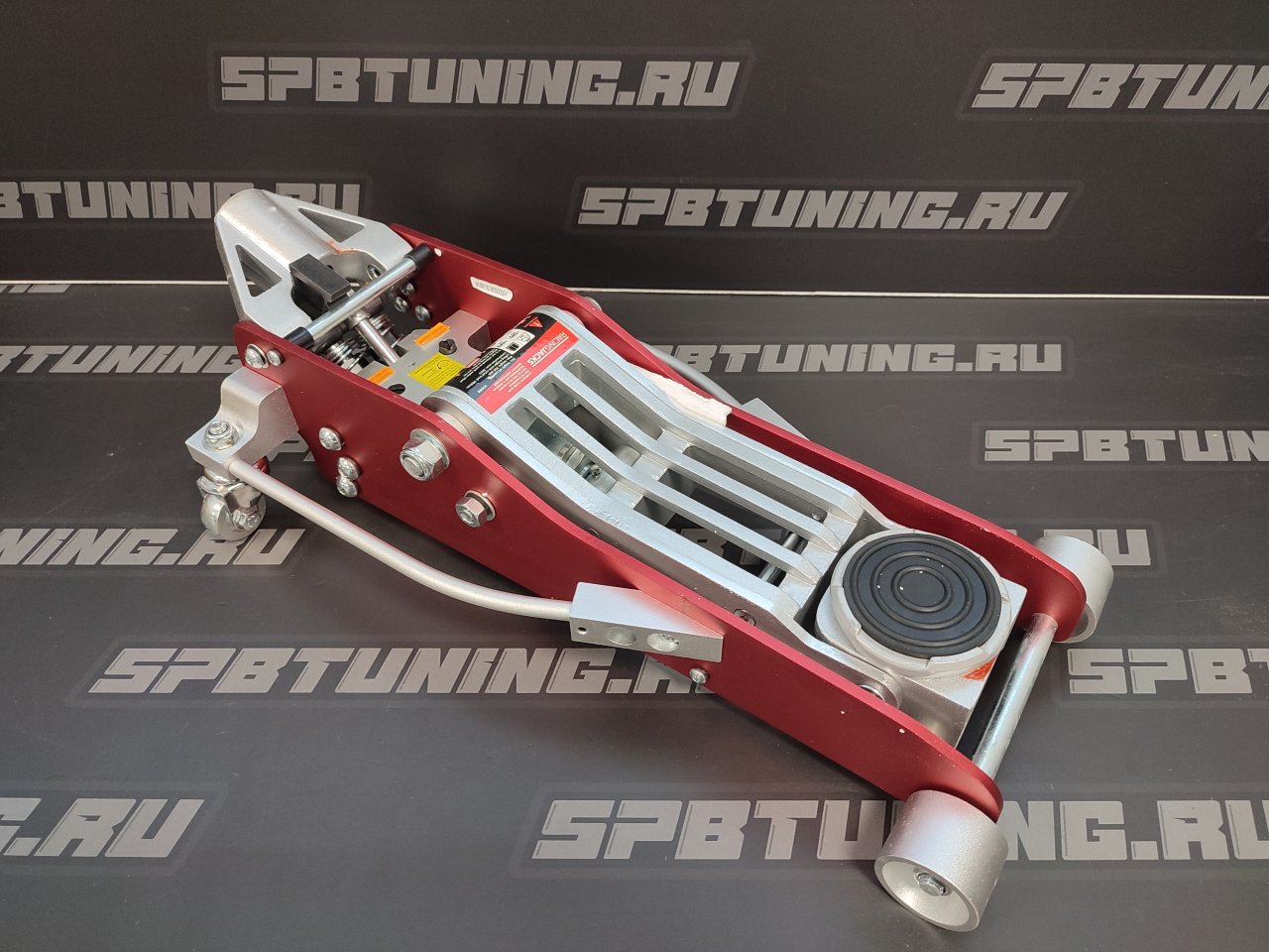 Домкрат алюминиевый max 1,5 т. Подхват 85mm; Подъём max 365mm. Вес 12,8kg. Racing Jack
