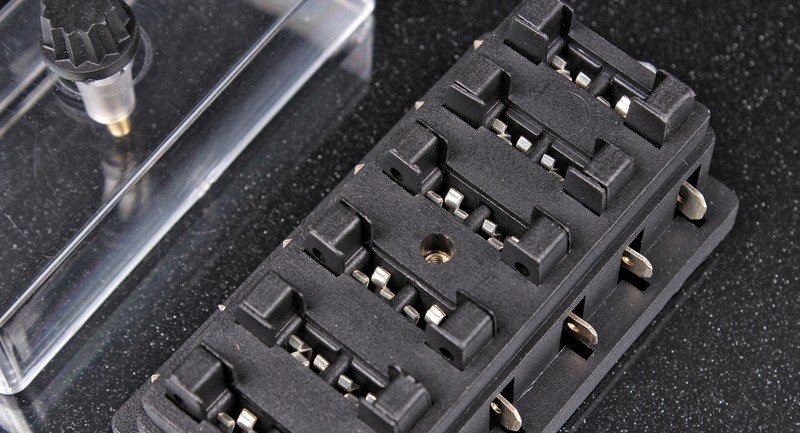 Блок для флажковых предохранителей ЕВРО, на 6 гнезд