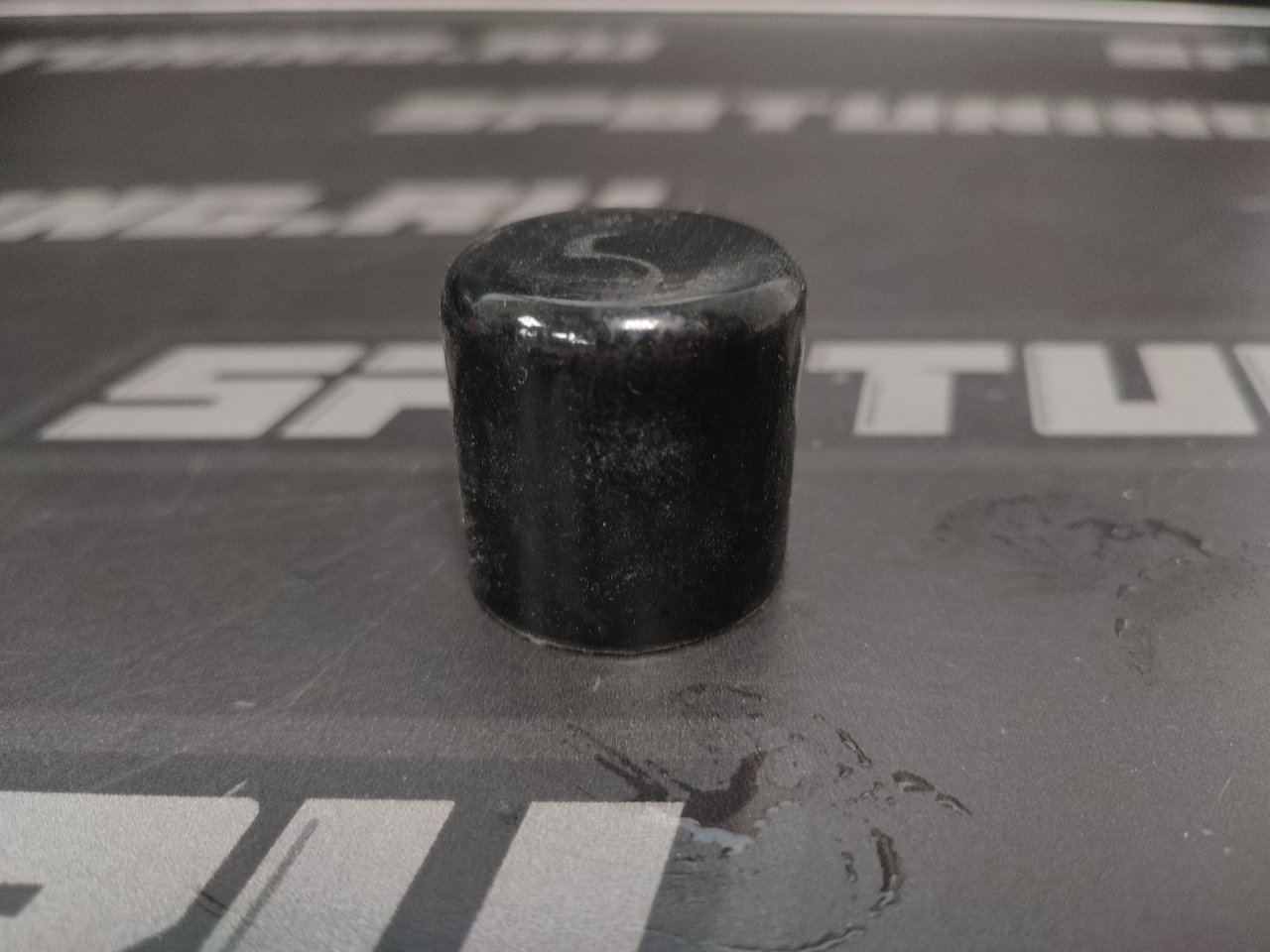 Заглушка силиконовая черная 28мм